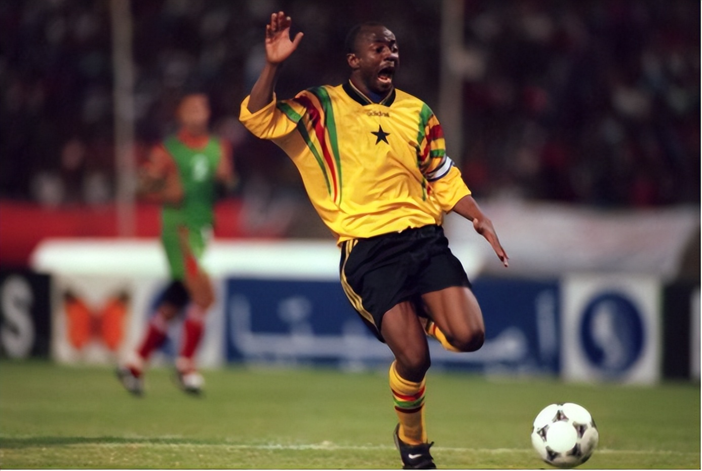 他童年踢的足球,就是把垃圾塞进袜子里