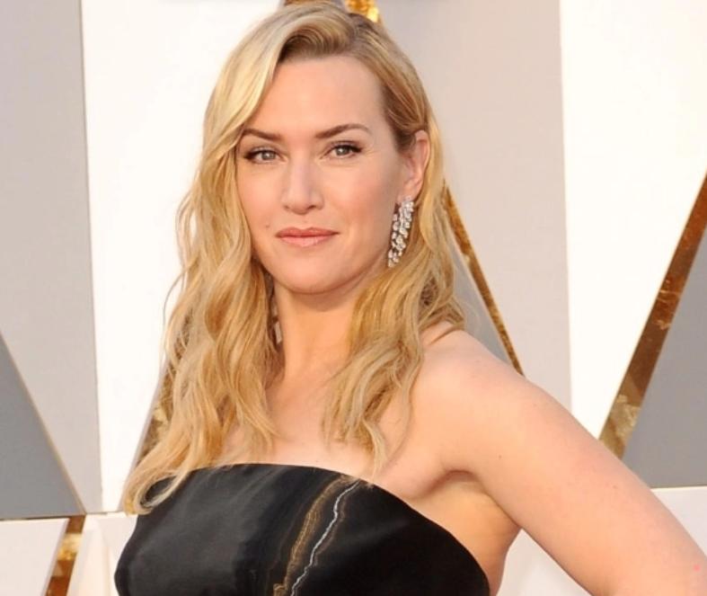 26岁好莱坞女星遭网暴！穿薄纱礼服公开露胸，被嘲胸太丑令人作呕