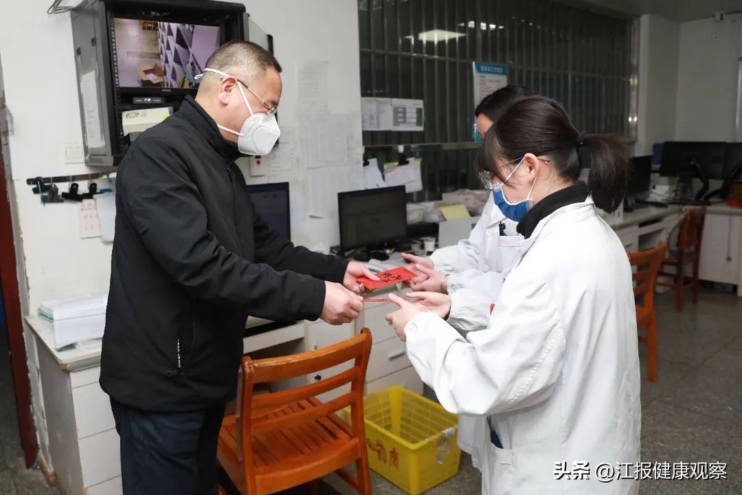 南昌大学二附用坚守为生命守岁