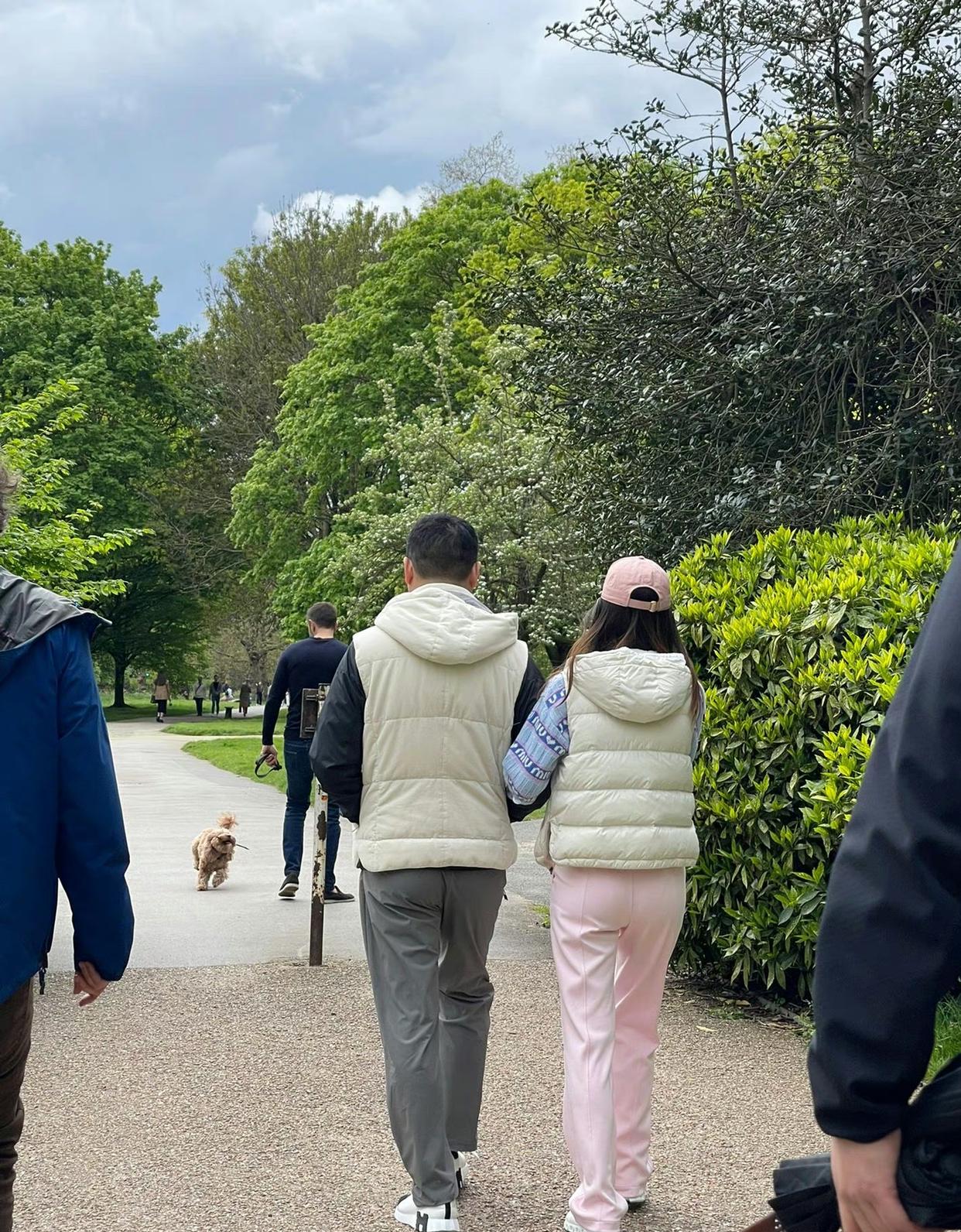 刘强东章泽天高调秀恩爱,刘强东章泽天英国参加婚礼照片