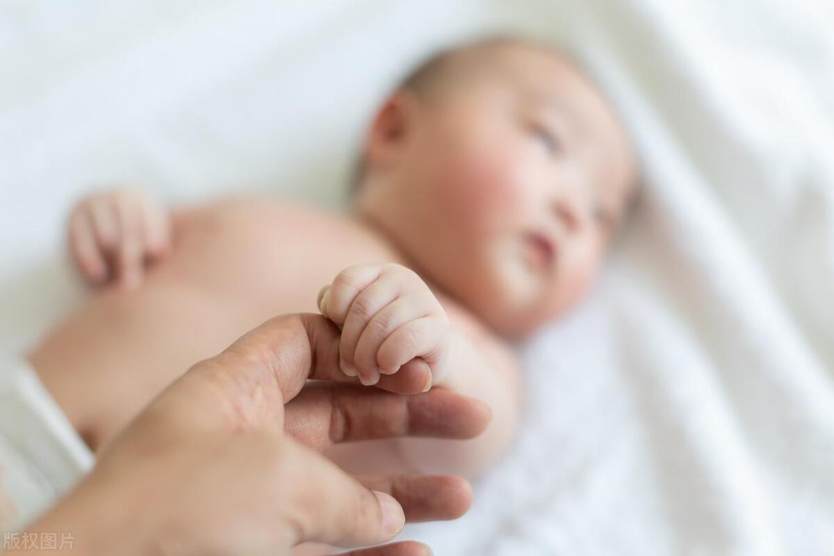 一出生就长牙了是什么情况,刚出生的小孩长了牙迷信说法