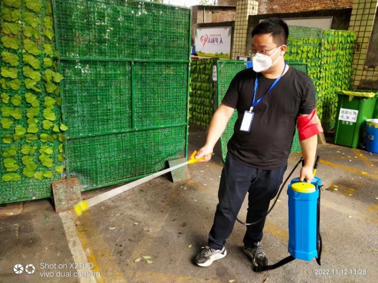 抗疫一线的社区书记报道,社区书记坚守抗疫一线获网友点赞