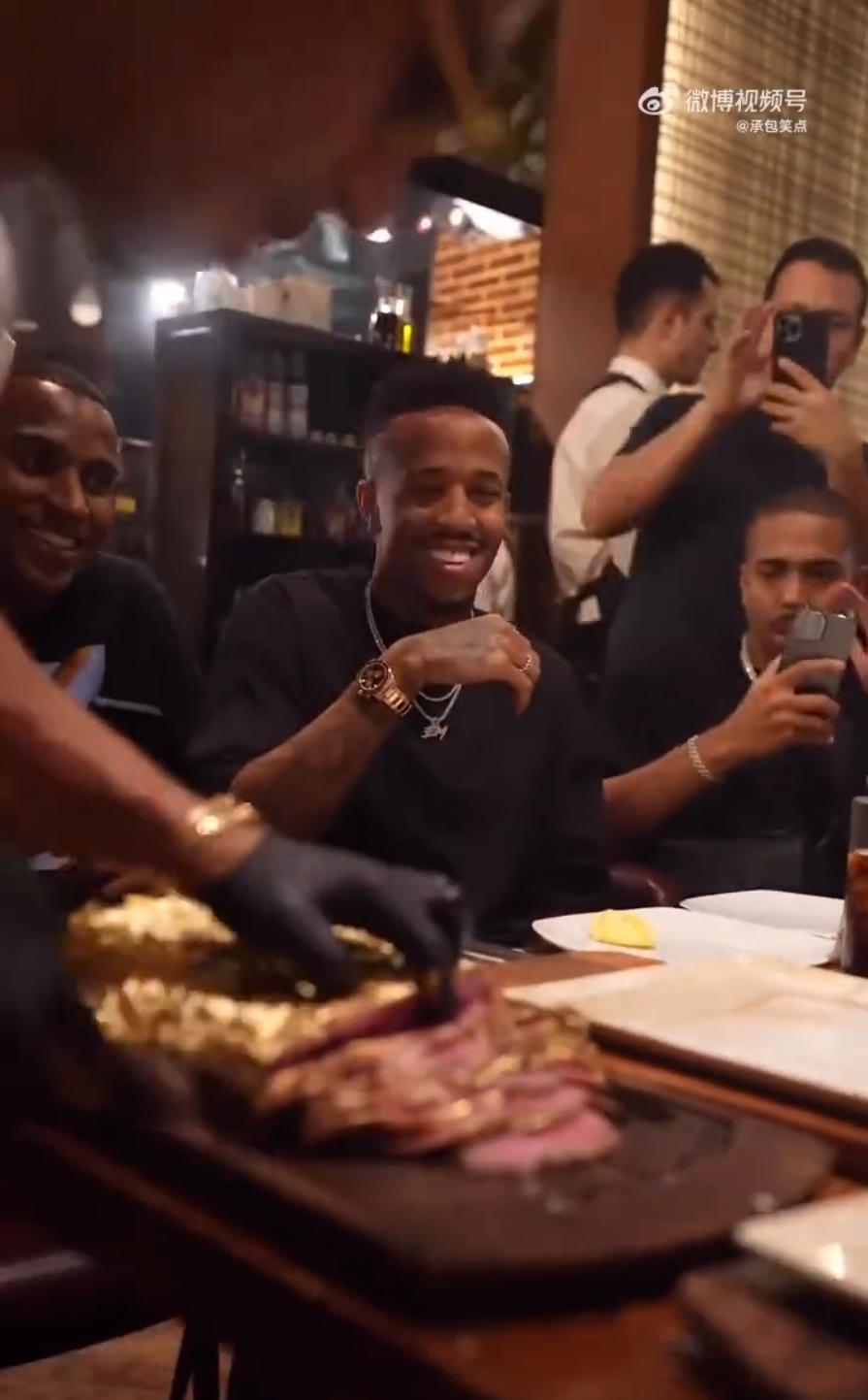 罗纳尔多请巴西队吃烤肉撒盐哥,大罗请巴西队吃牛排撒盐哥