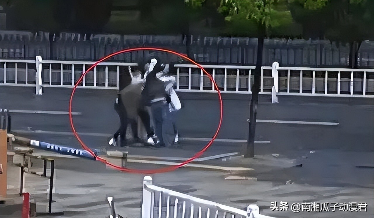 男子长得太帅,被三名女子强行灌醉性侵,报警后拘留15天罚款800