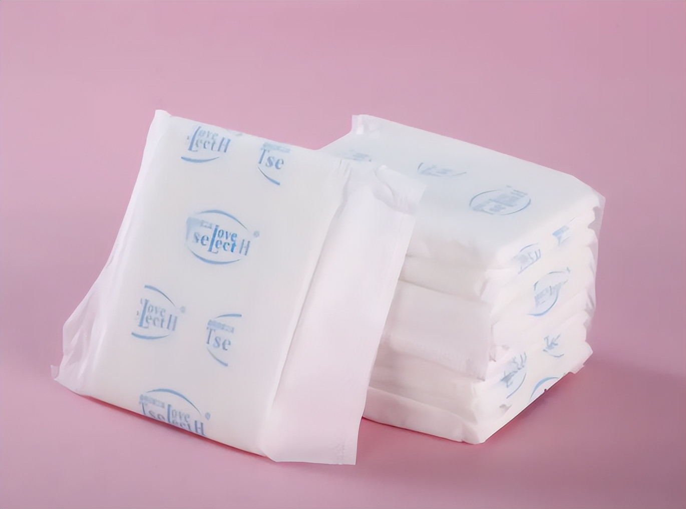 女孩初次来例假是多大岁数,女孩第一次月经多大年龄正常