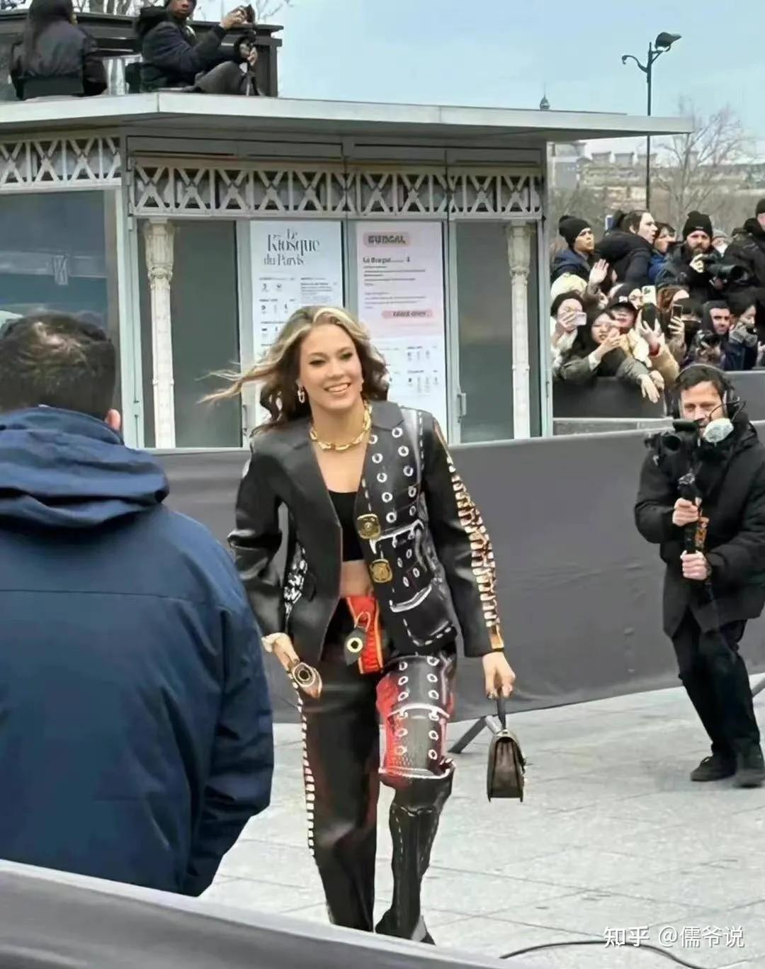 刘亦菲巴黎时装周造型,刘亦菲礼服红配绿时尚芭莎