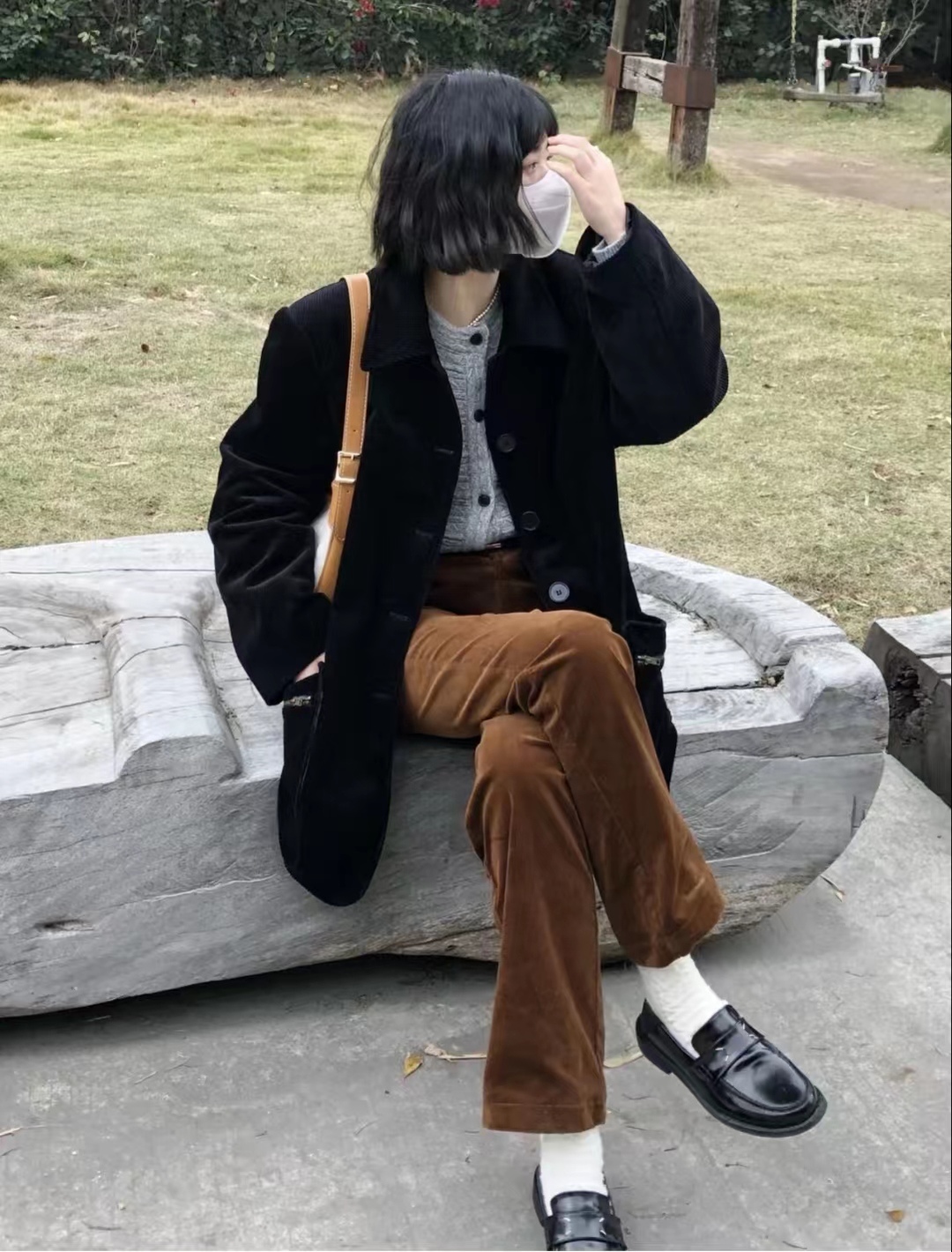 男士灯芯绒裤子可以搭配什么上衣,米白色灯芯绒裤子搭配什么鞋子