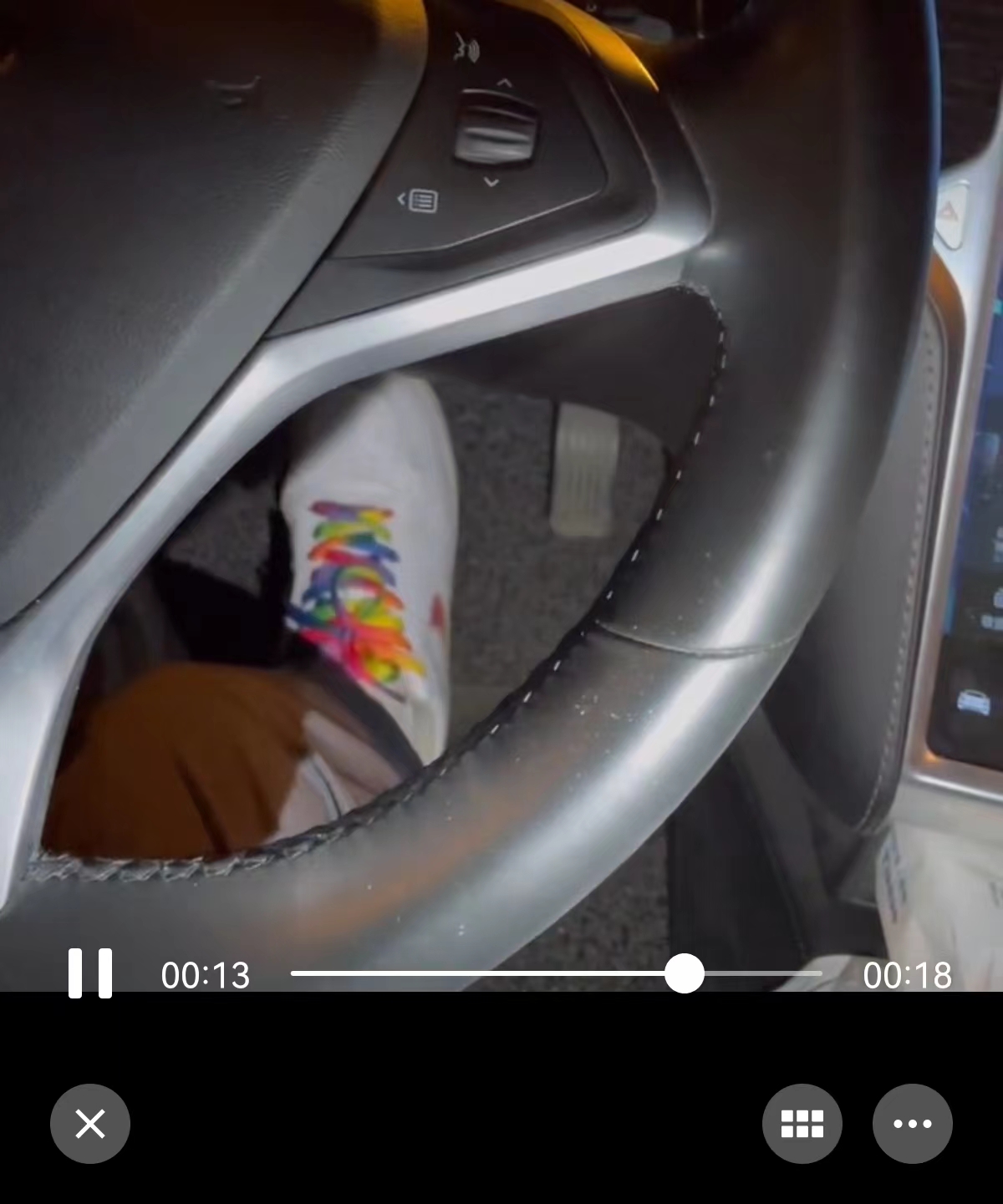 特斯拉车主从来不踩刹车,特斯拉车主踩油门