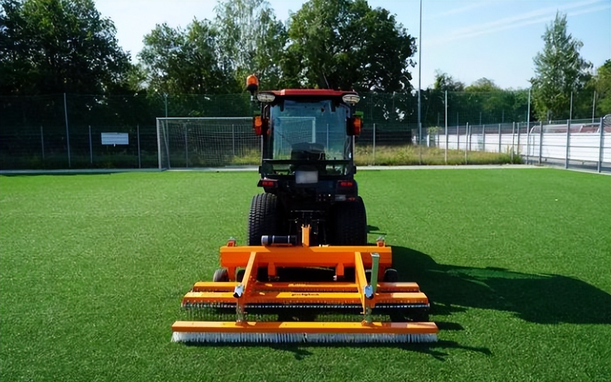 草坪养护撒石灰还是先播种,草坪养护是否复杂