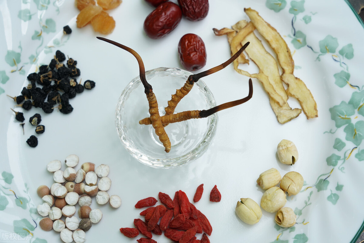 阴虚脱发和肾精亏虚脱发,脱发白发是肾精亏虚吗