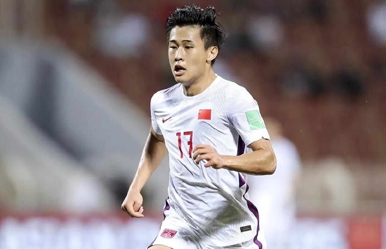 太无耻！深圳队欠薪也不放人，戴伟浚或无球可踢，只因入了大陆籍