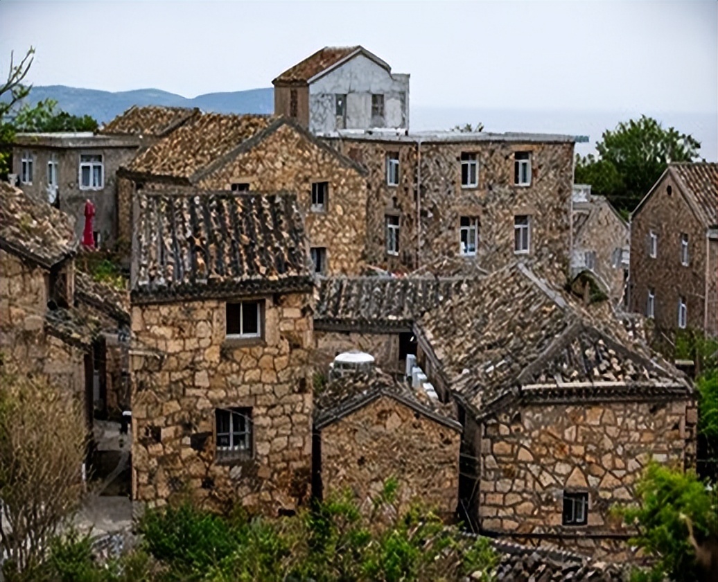 胶东海草房简介,胶东原始的海草房