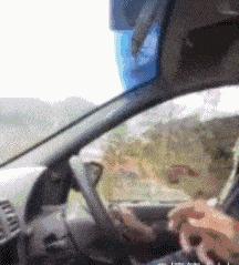 女子和同事打闹，用力过猛竟直接把*裤底**扯两半，羞得蹲地不敢起身