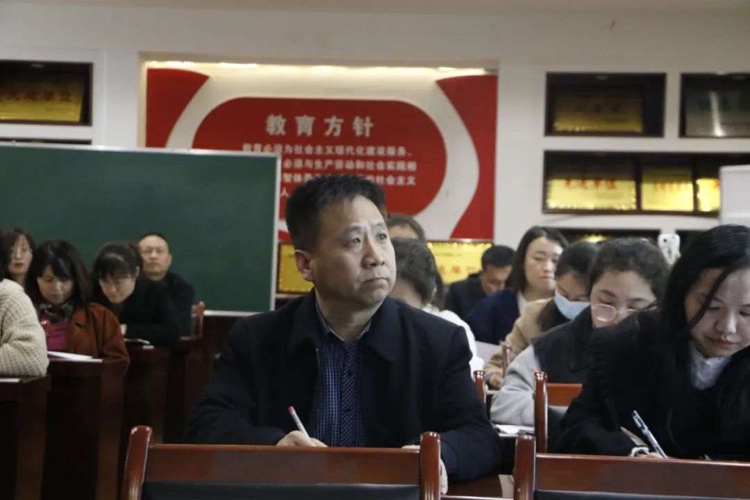 中小学课题研究培训简报,组织开展小课题研究和微课培训