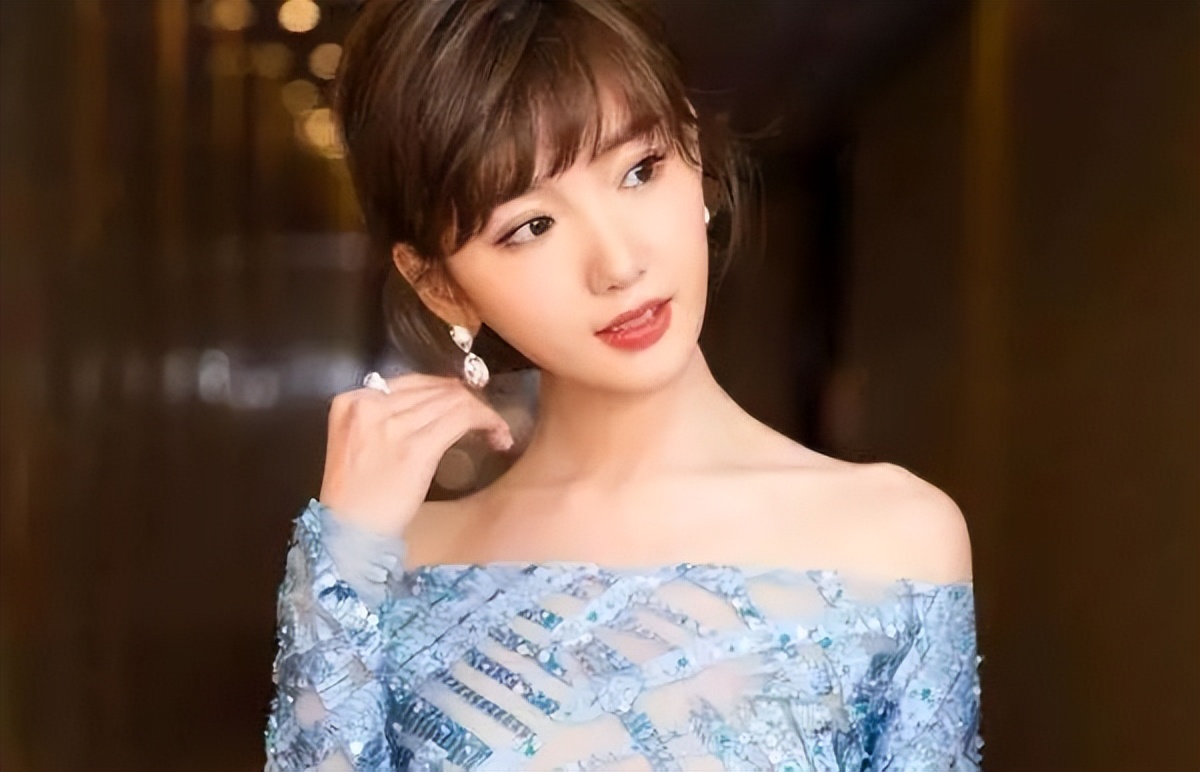 毛晓彤：曾经被父亲抛弃扔垃圾桶，成名后父亲索要5000万赡养费