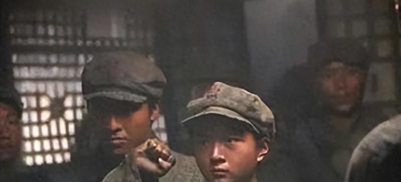 敌人用烧红的火钳从她的阴部直捅到腹腔！英勇牺牲的红军草鞋队长