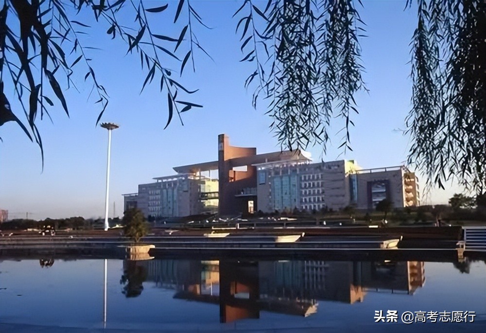 高考录取跟大学录取,高考比分数线高15分怎么选学校