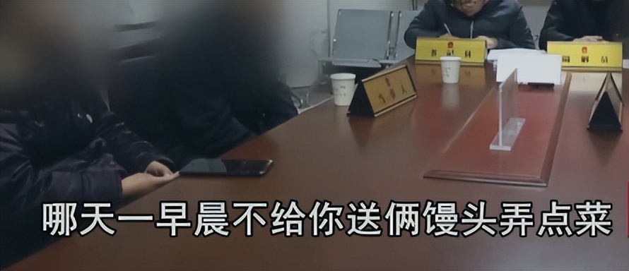 老人有四个门面：我想吃个鸡腿，儿子不敢答应：我去问问