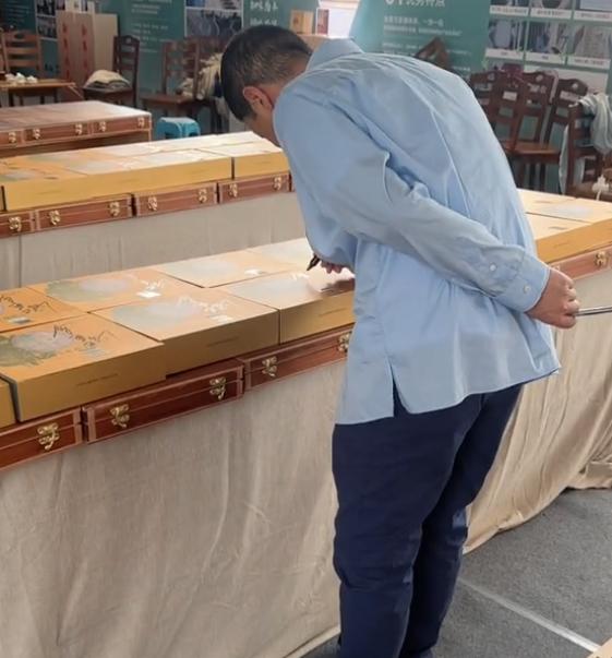 还钱无望？李亚鹏妻女开销大，金喜爱囤货，知情人道他被骗内幕