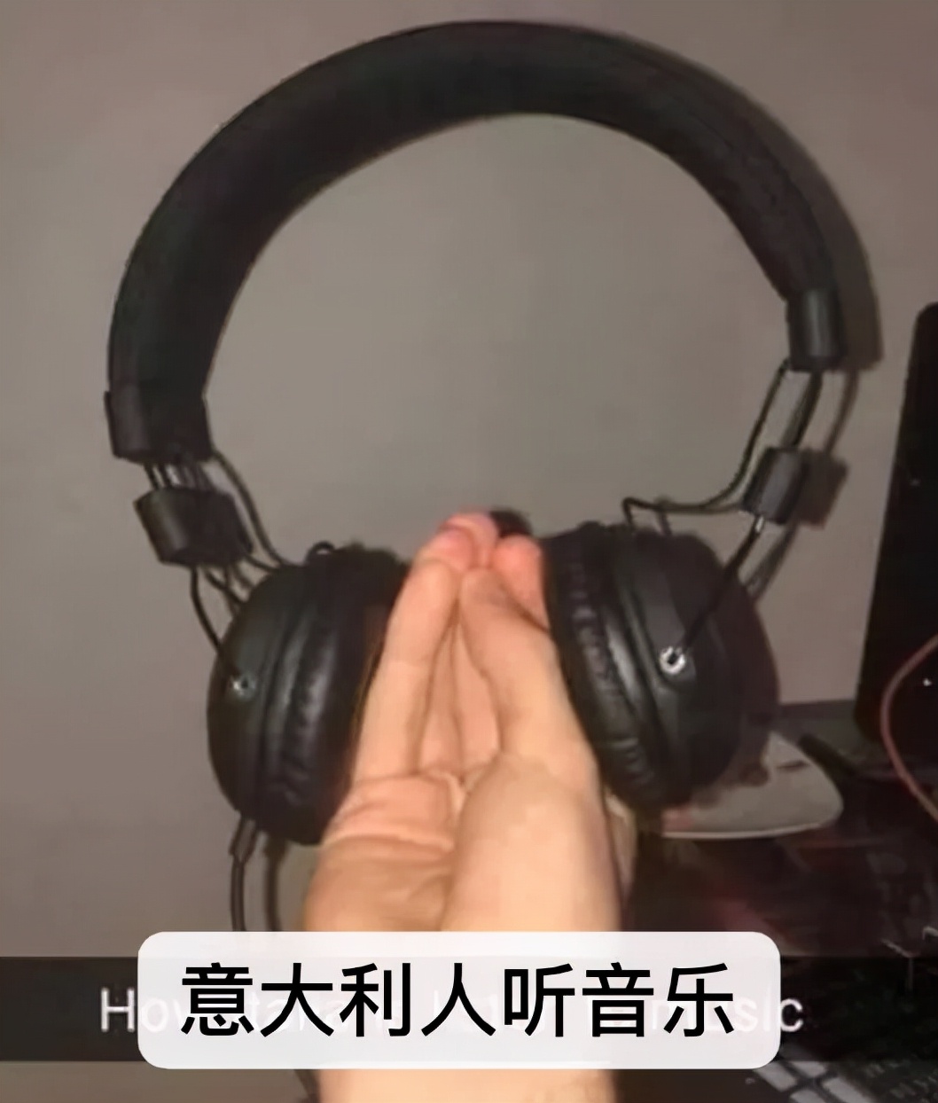 意大利人一个手势被玩坏，网友：捆住他们的手，就说不了话了