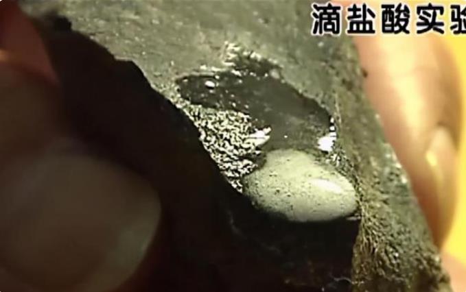 老汉花1200万买羊脂白玉,农村小伙摆地摊2天赚了一万块