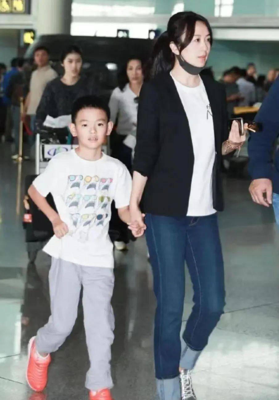 打死也不说孩子父亲是谁!这4位女星独自带娃,各有各的心酸