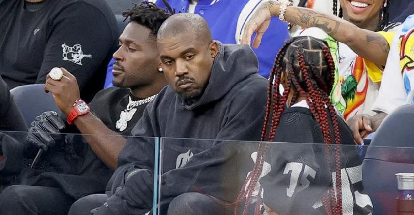 足球运动员场上被嘘,体育明星因输了比赛而被骂