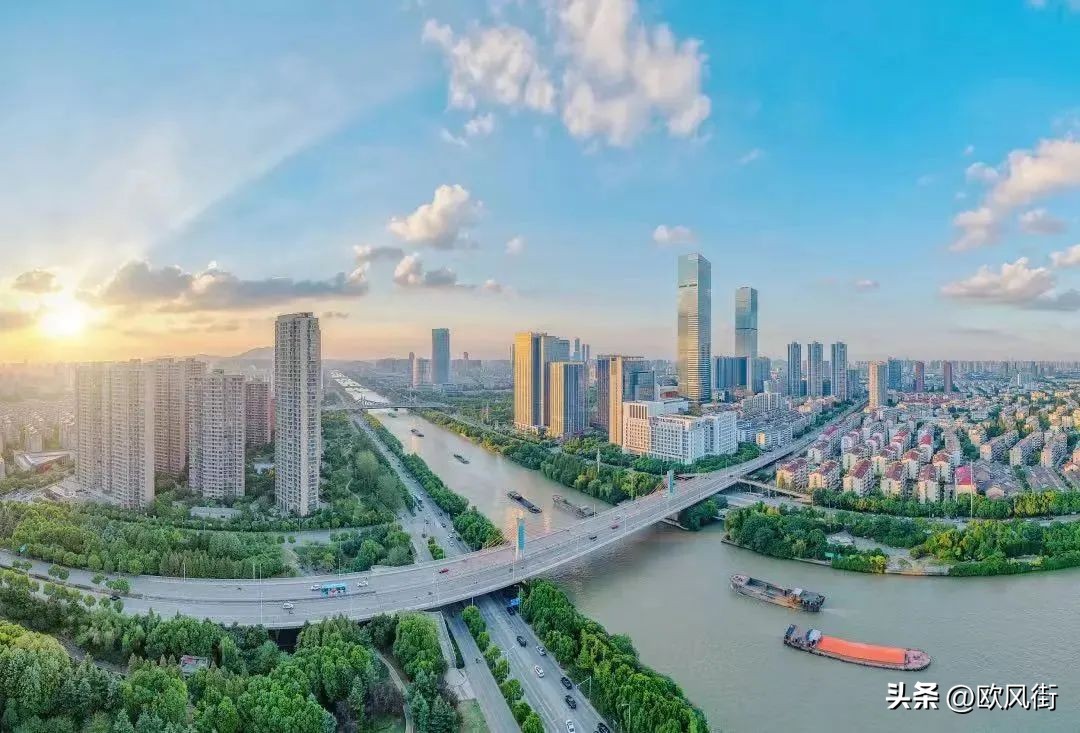 敢向潮头立解说,敢向潮头立是什么意思