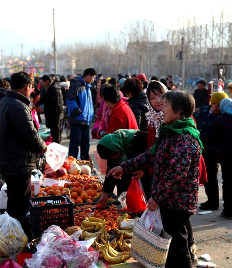 赶集是我小时候的最爱，热闹喜庆，充满人间烟火味和浓浓的乡情