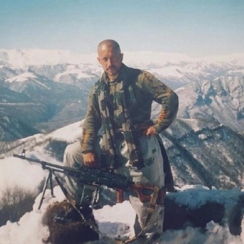 断腿不下战场，单挑百人抢回战友遗体，俄罗斯“平头哥”折服普京