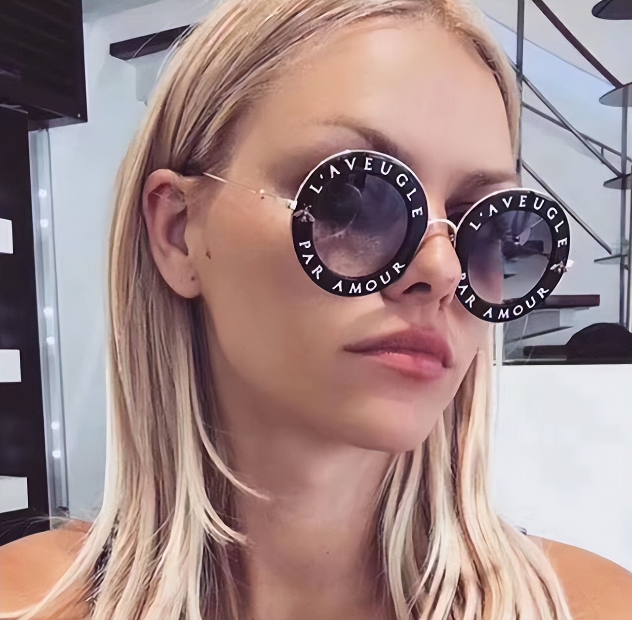 gucci是什么品牌眼镜,gucci眼镜有款红边框的眼镜