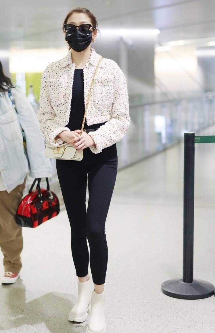 关晓彤穿短裤配小白鞋,关晓彤穿修身裤