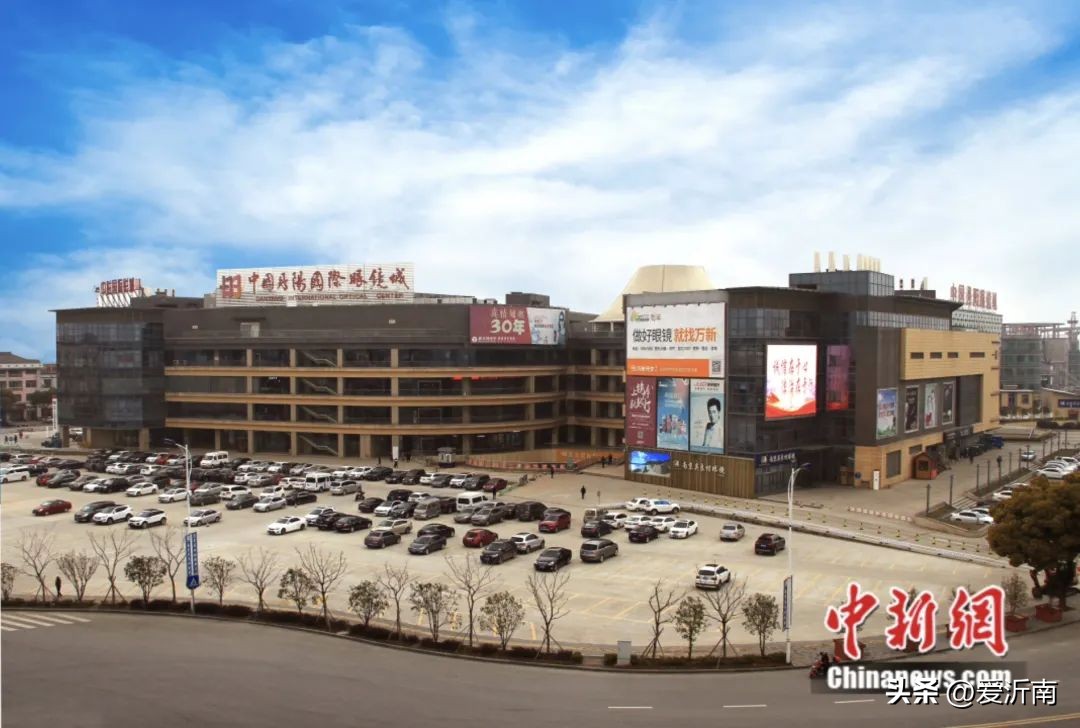 两只眼镜镜片种类不一样可以吗,两副眼镜为啥有一副镜片更透