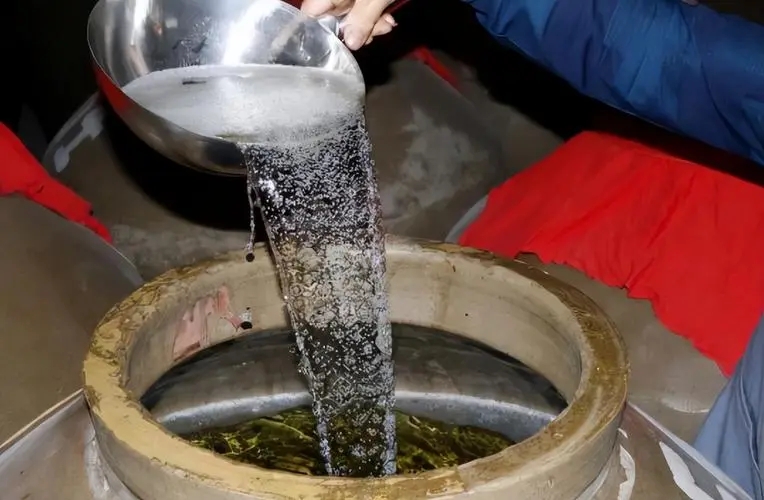 97香港回归纪念版赖茅2斤装,香港回归的97年赖茅2斤装的多少钱