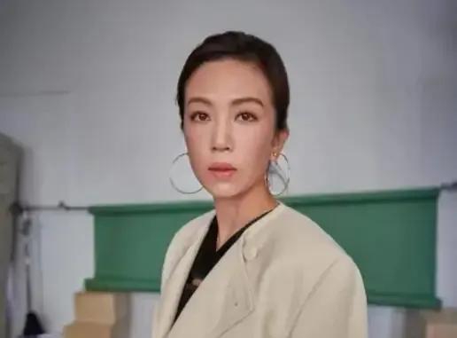 年龄小的嫁给年龄大明星,女人娶大明星要三思