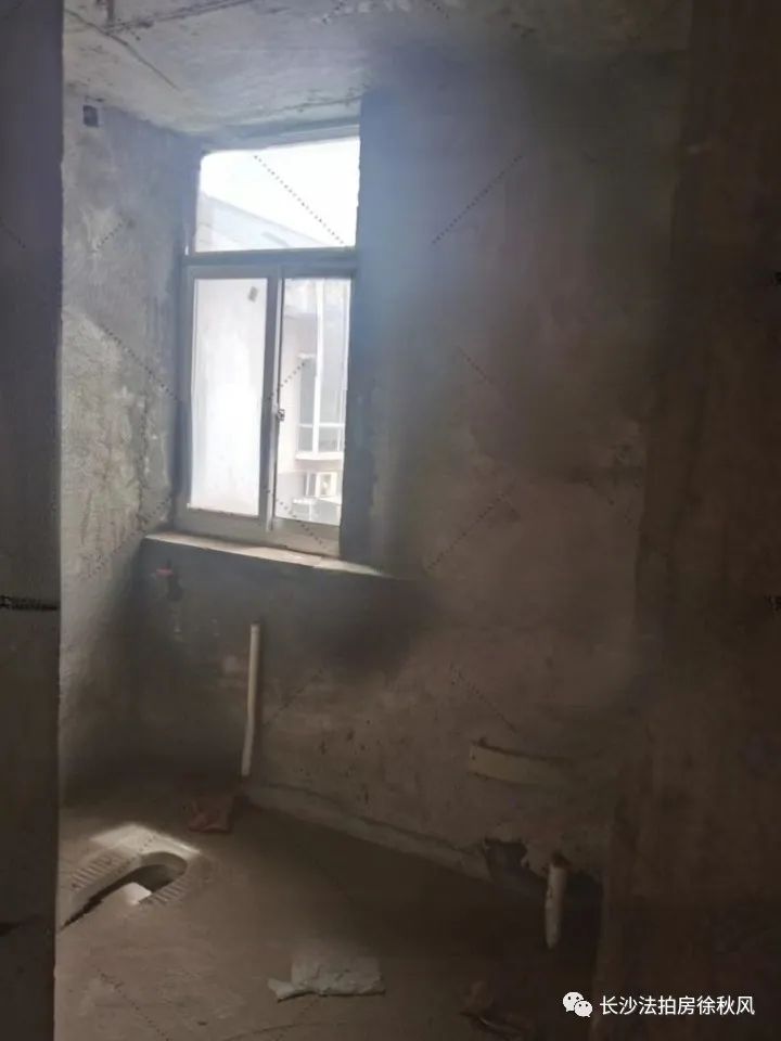 长沙法拍房锑都家园186平毛坯5房6楼97W，低于市场34W顶楼复式