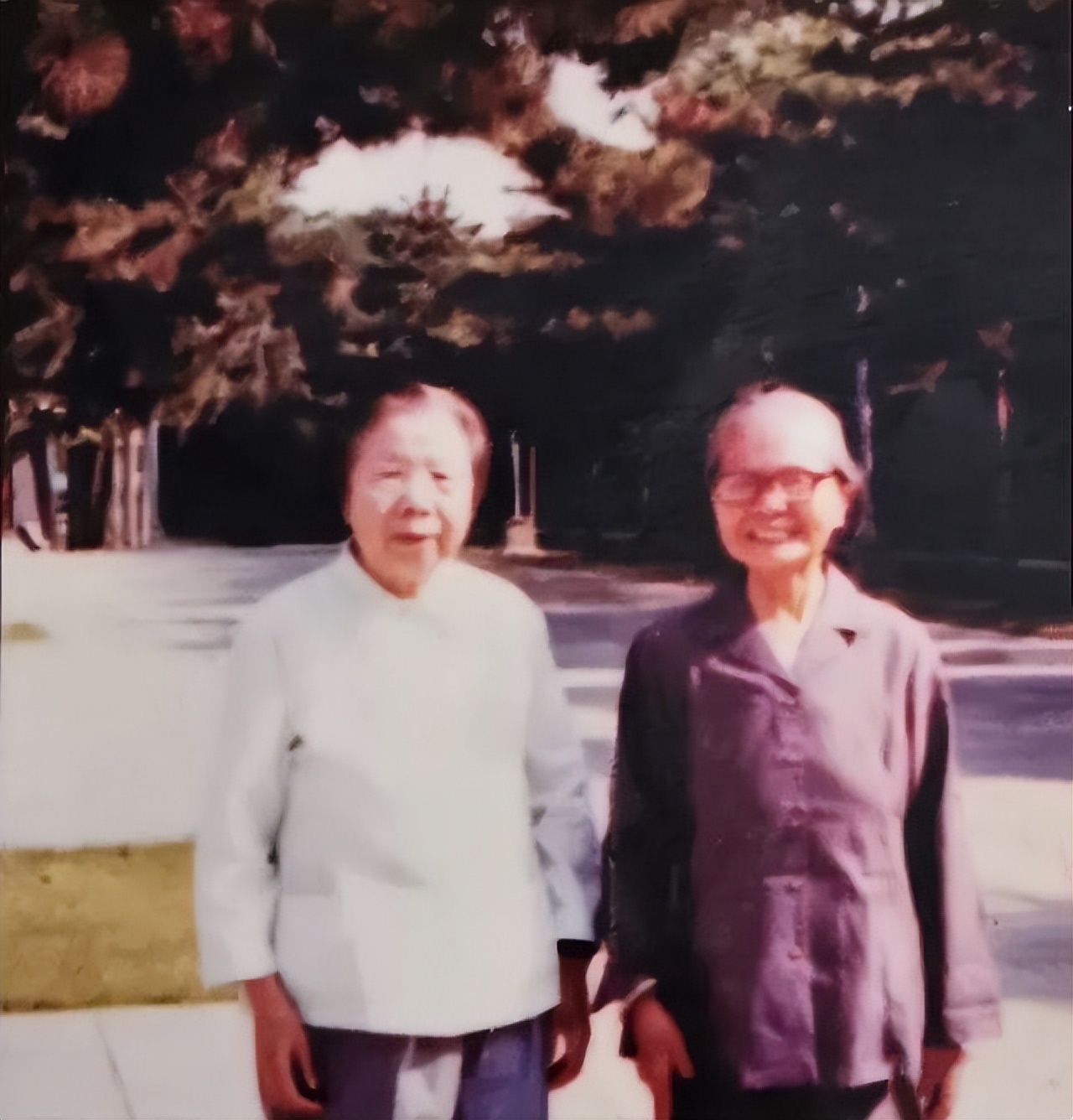 范桂霞为扮演周恩来妻子,22岁学会抽烟喝酒,*颖超邓**26年后当面感谢