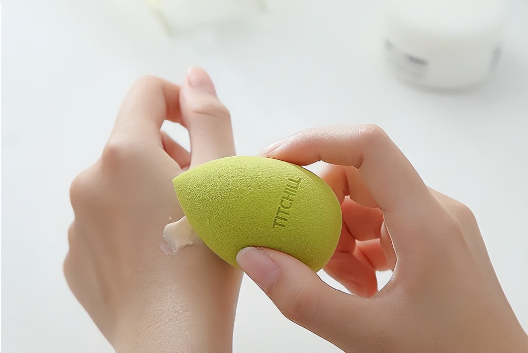 如何打扮自己又年轻又时尚,如何打扮自己才能吸引男性