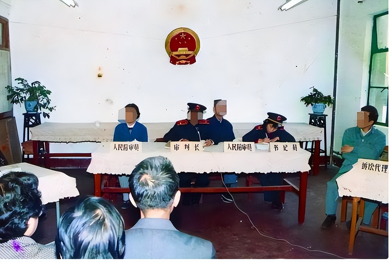 甘肃一女学生遭老师强奸，老师出狱后，女学生下跪：对不起我错了