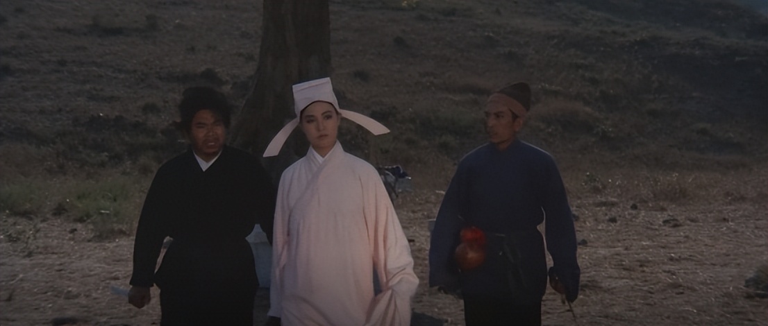 古代武侠小伙在山洞吃草练武功,武侠男子在山洞中修炼内功