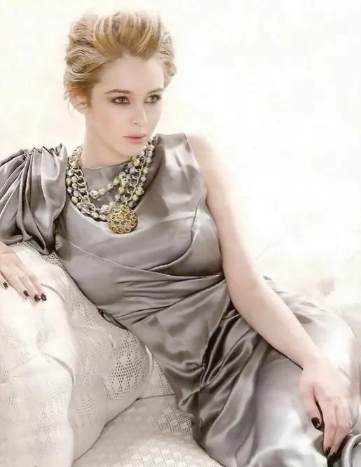 姬莉哈泽尔英文名,英国足球超模姬丽哈泽尔视频