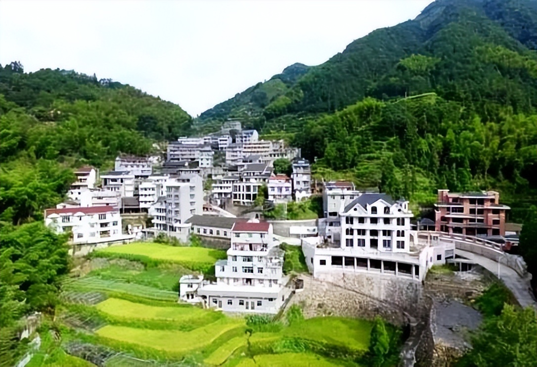 美邦服饰董事长周成建,美邦服饰周成建和周建平什么关系