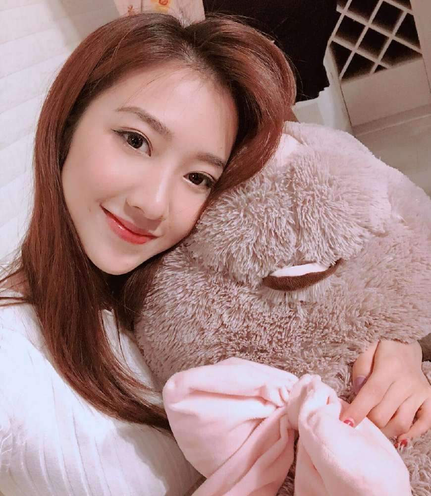 她是90后港姐，香港宅男女神，获高层赏识，活成平民港女上位范本