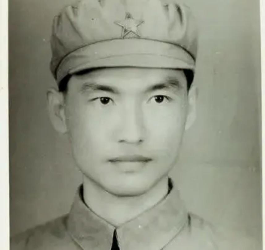 国军少校被俘后送去改造，大喊：告诉*长首**我是902，*云陈**亲自接见