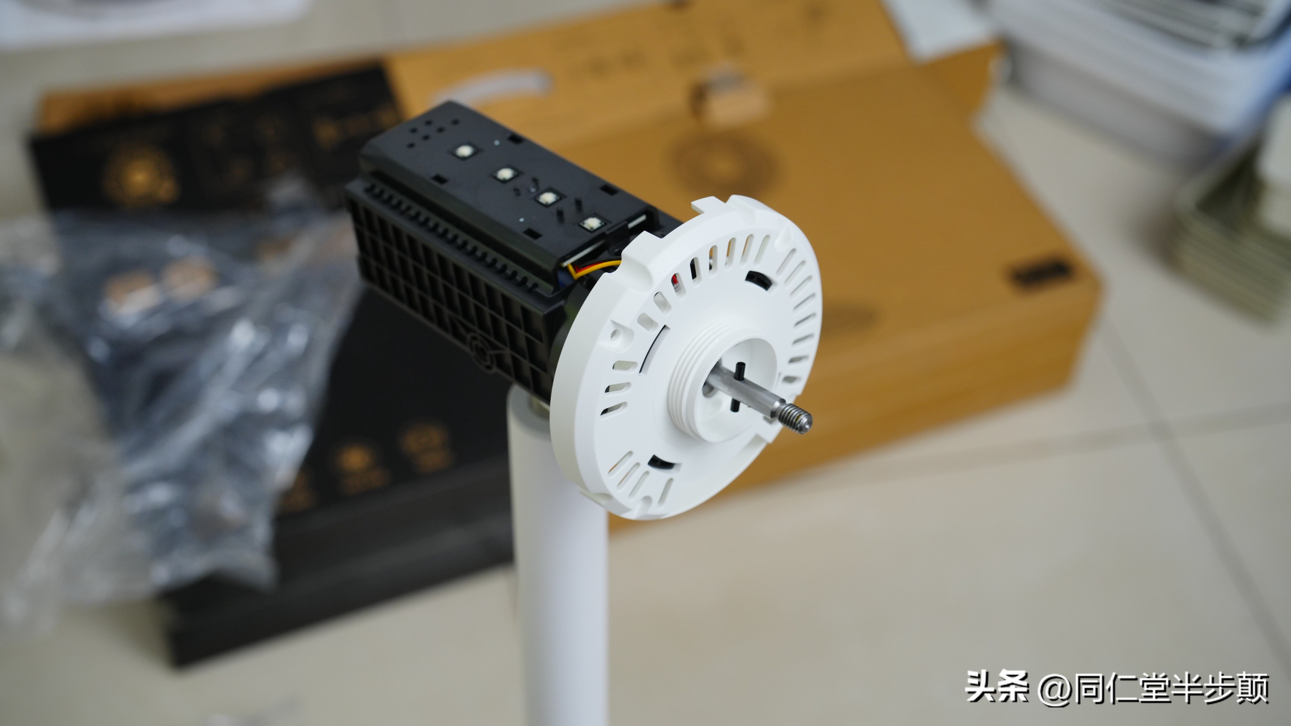 拆解小米立式风冷无线充55w视频,拆解便携户外电源