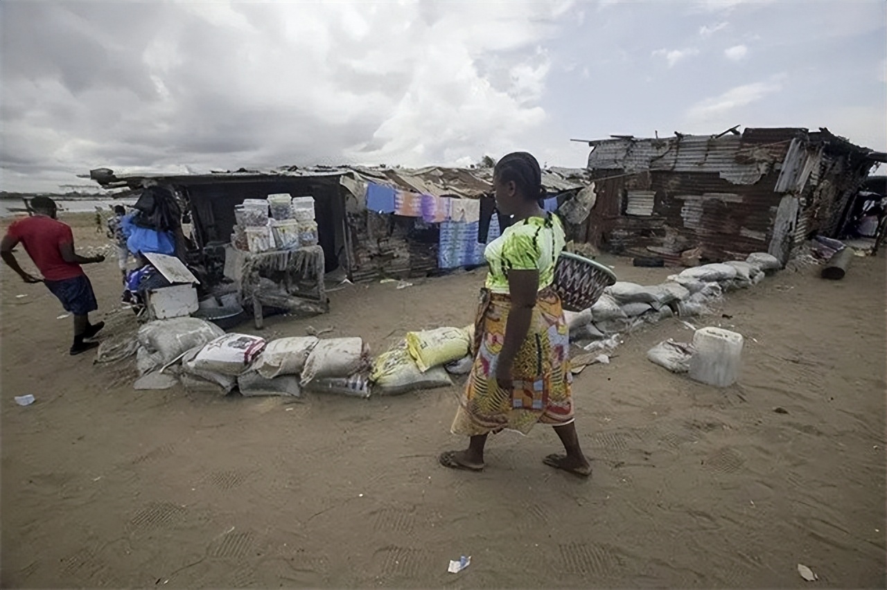 没见过这么穷的国家，买双拖鞋还要分期，一下雨半个国家都瘫痪