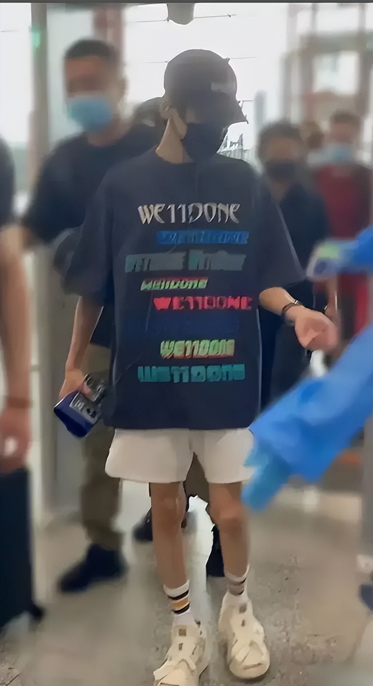 衣不蔽体,全身涂白,满口假牙闪瞎眼…娱圈的病态审美,该管管了