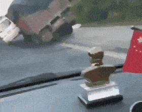 笑死了，女朋友说她昨晚游泳去了，这晒痕就是最好的证明