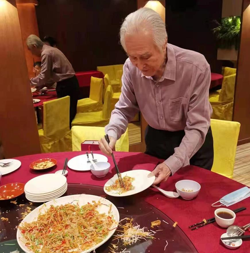 陈景岗《短歌行•普洱颂》：茶海浩瀚，独钟云南