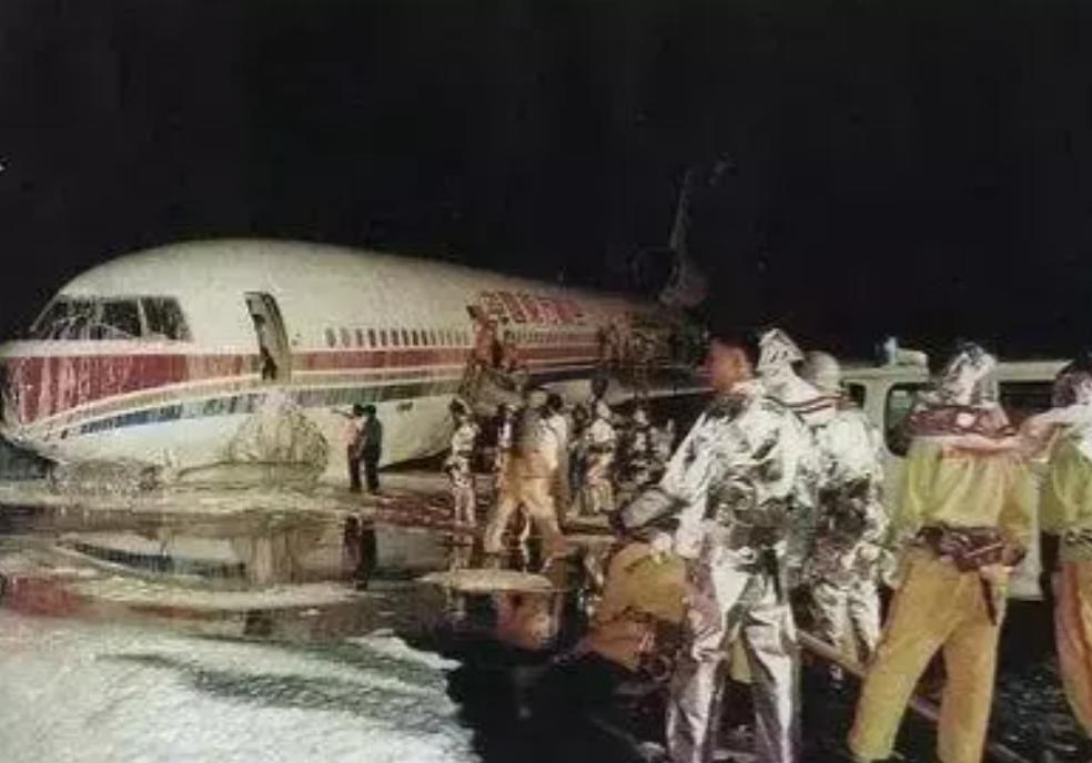 中国航空史首次紧急迫降,民航第一次紧急迫降